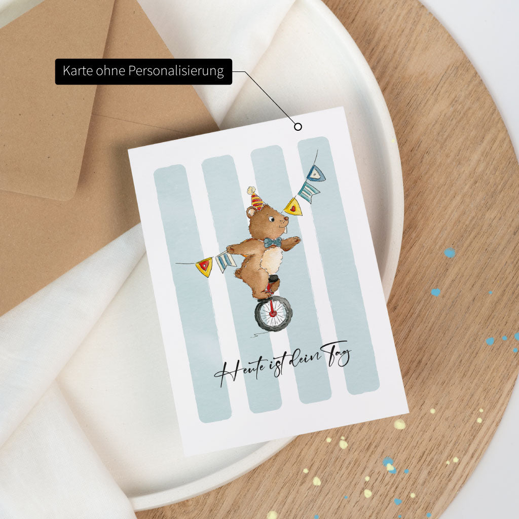 Zirkuskarte im Aquarellstil mit Bärenmotiv und Schriftzug „Heute ist dein Tag“, personalisiert mit Namen – liebevoll gestaltet und hochwertig produziert.