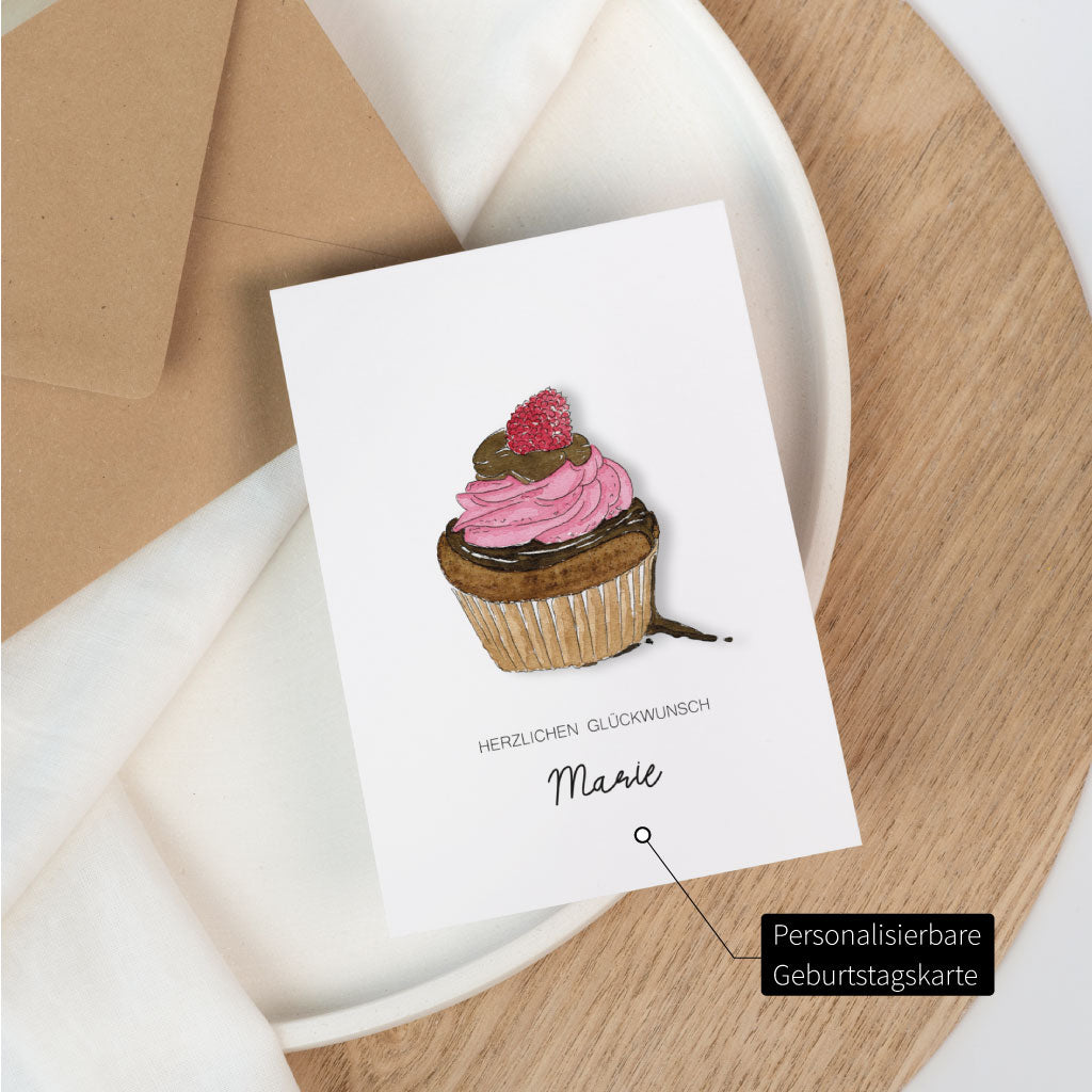Geburtstagskarte, personalisierbar Name: weiße Glückwunschkarte Geburtstag mit Muffin-Motiv, Text „Herzlichen Glückwunsch“ und Name „Marie“ auf Tablett.