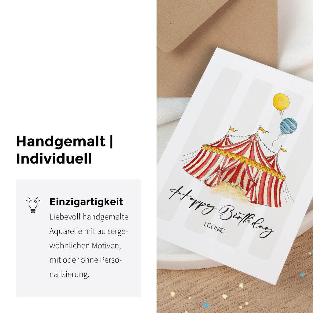 Nahaufnahme der Aquarell-Geburtstagskarte mit Zirkusmotiv und personalisierbarem Namen, liebevoll inszeniert mit Kraftpapier-Umschlag und Konfetti.