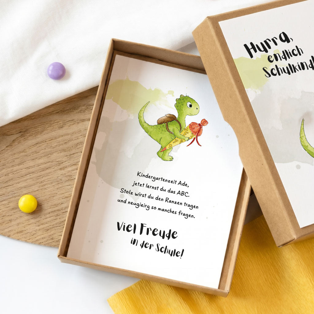 Innenseite der Schachtel zur Einschulung mit liebevollem Spruch für Schulkinder und Dinosaurier Illustration.