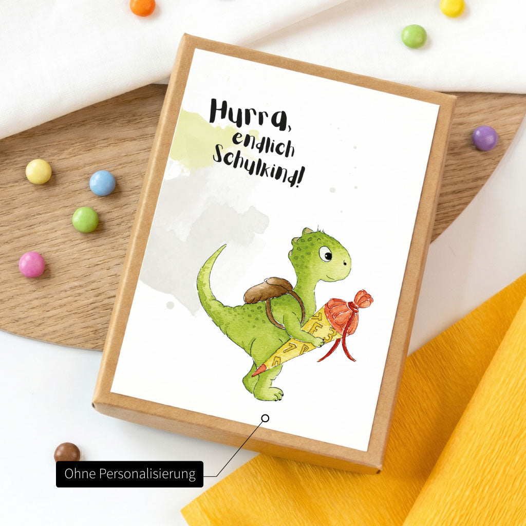 Schlichte Variante der Geschenkschachtel ohne Namen mit Fokus auf dem handgemalten Dino Aquarell Motiv.