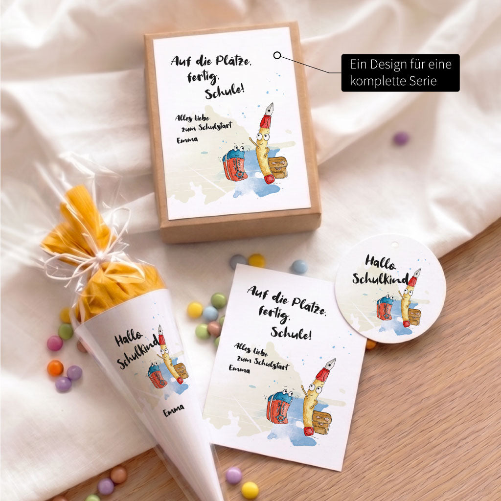 Set zur Einschulung von Funkenbunt mit Geschenkschachtel, kleiner Schultüte, Karte und rundem Geschenkanhänger.