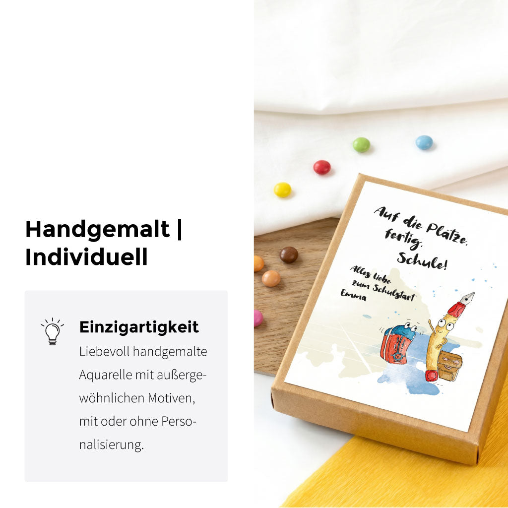 Detailansicht der personalisierbaren Geschenkbox zur Einschulung mit Fokus auf das handgemalte Stifte Motiv.