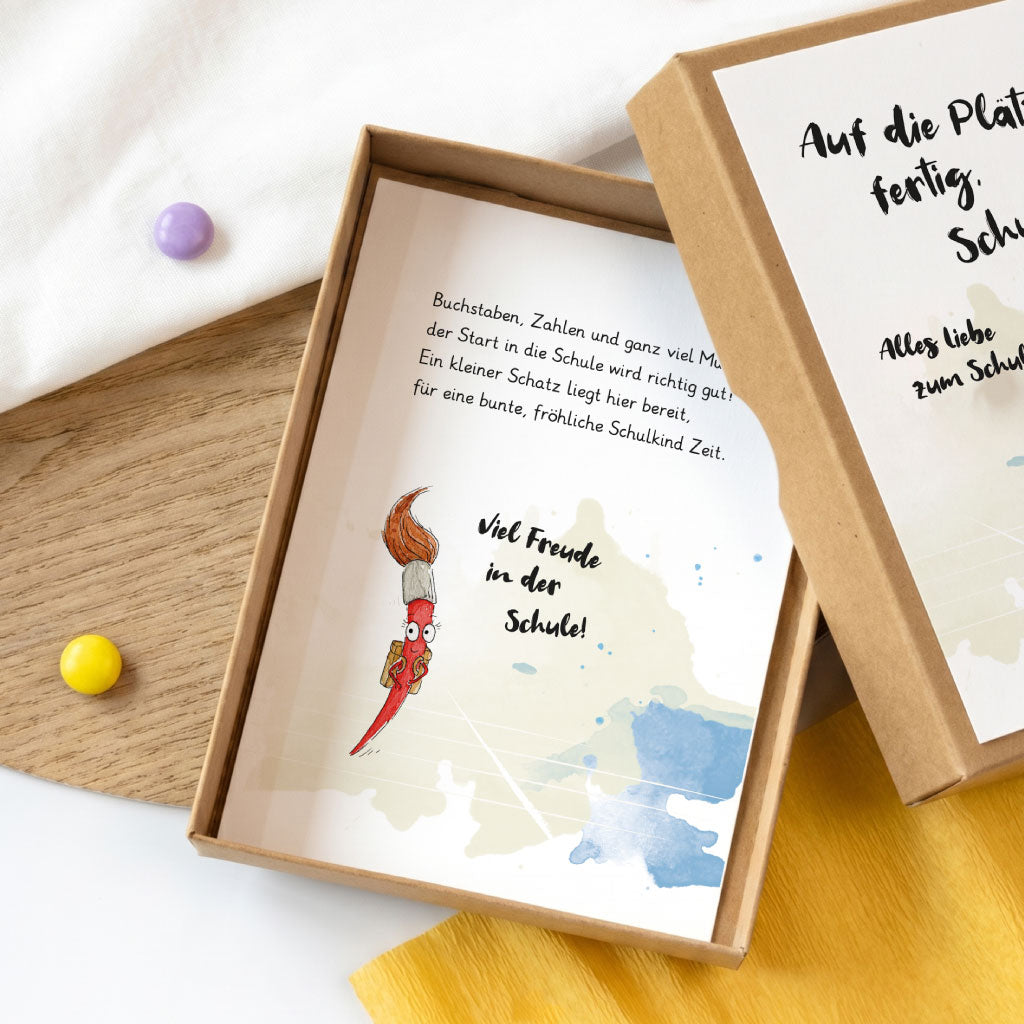 Innenseite der Geschenkbox mit kurzem Einschulungsgedicht und handgemaltem Pinsel Aquarell Motiv für Kinder.