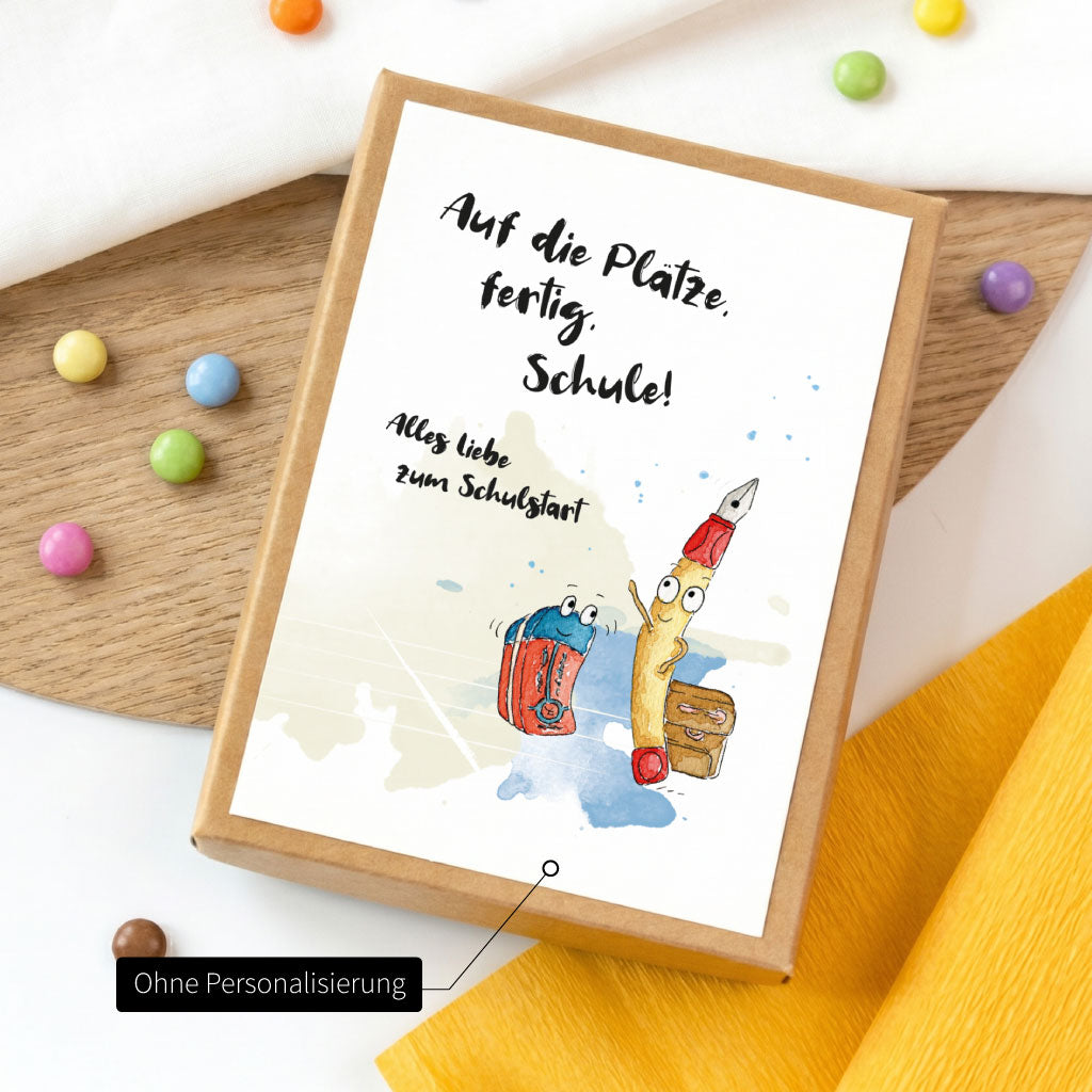 Ansicht der stabilen Schachtel zur Einschulung ohne Personalisierung mit dem Text Auf die Plätze fertig Schule.
