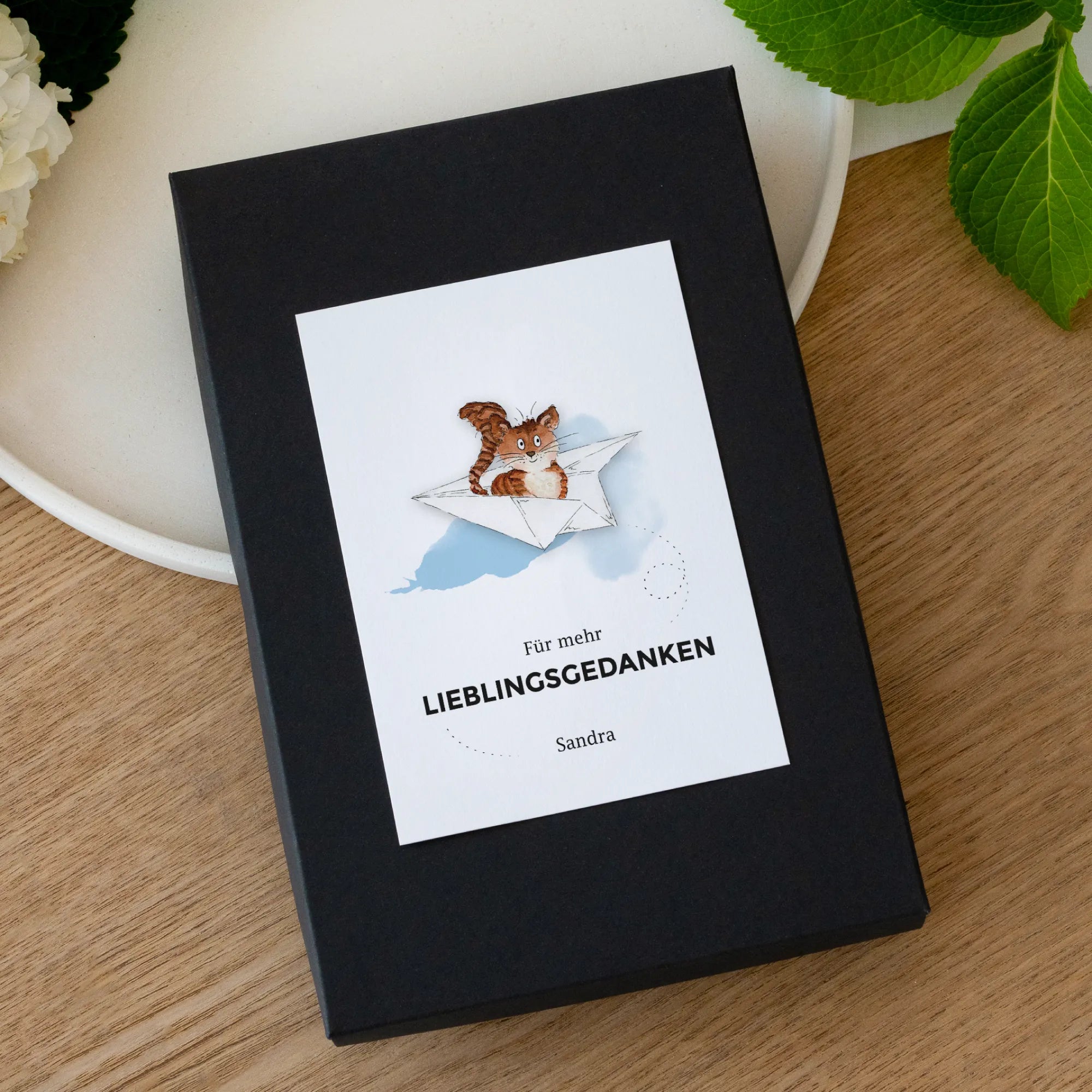 Schwarze Geschenkbox mit Aquarell Motiv Tiger auf Papierflieger, Aufschrift Lieblingsgedanken, Geschenk für Frauen zum Geburtstag