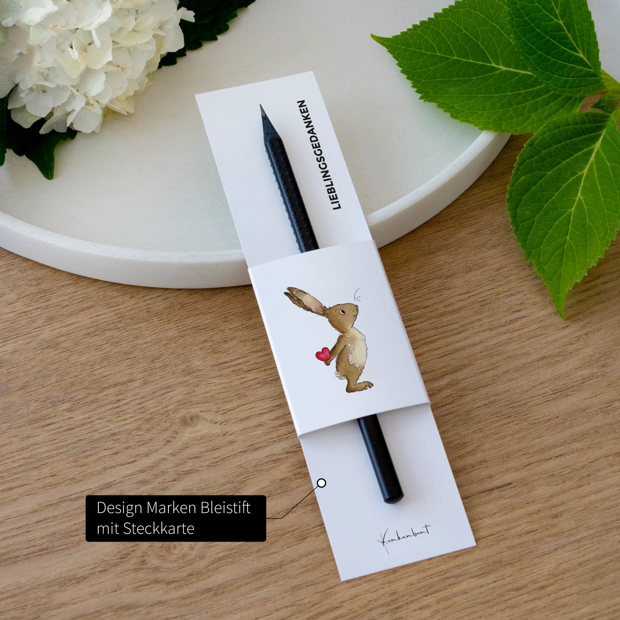 Schwarzer Design Bleistift mit Steckkarte und Aquarell Motiv Hase mit Herz, Geschenk für die beste Freundin Kollegin