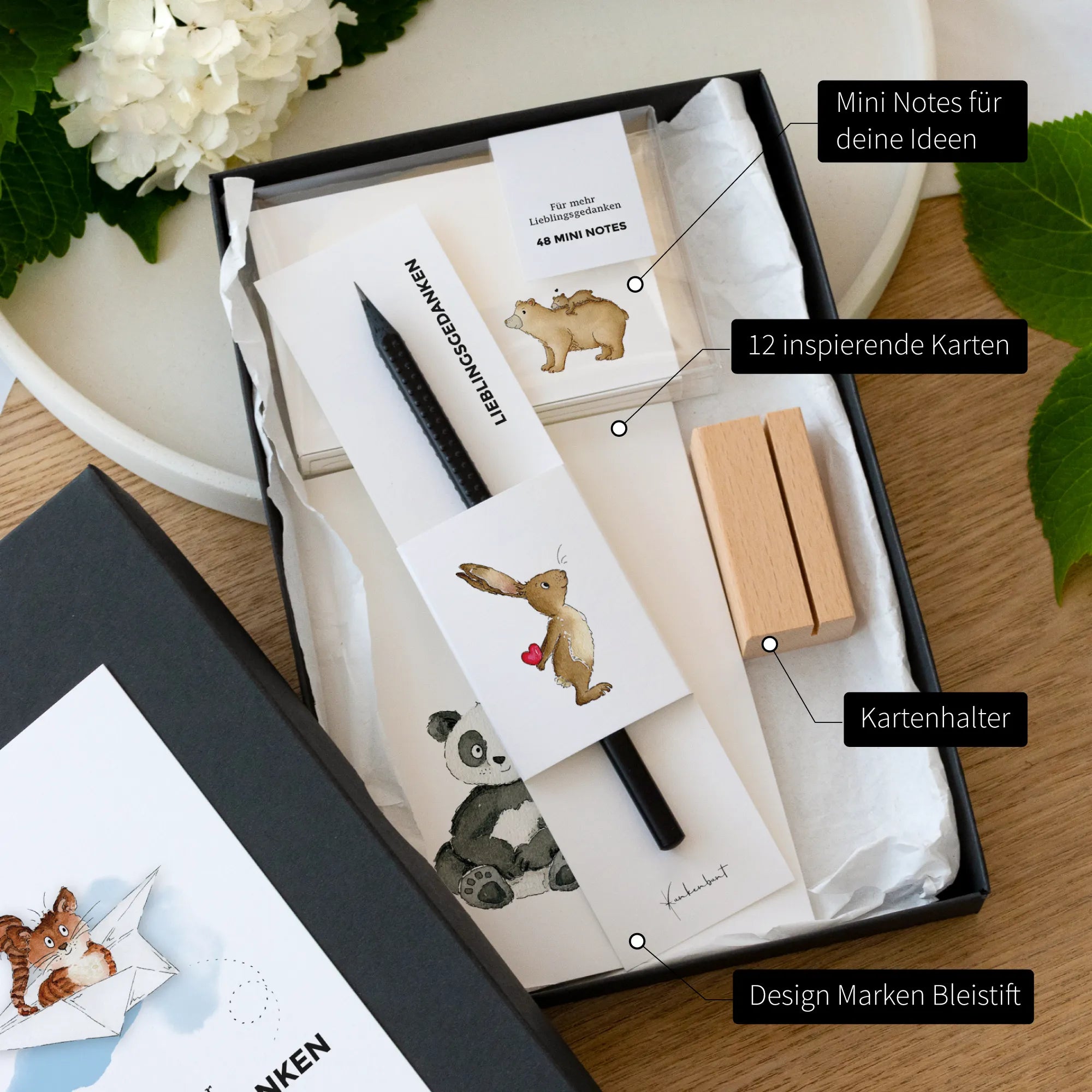 Geöffnete Geschenkbox mit beschrifteten Inhalten: 12 Karten, 48 Mini Notes, Holzkartenhalter und Design Bleistift, Geschenk beste Freundin