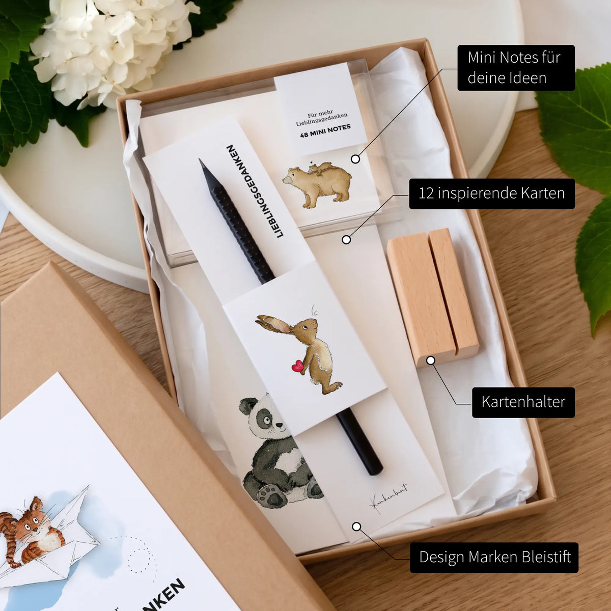 Geöffnete Geschenkbox mit beschrifteten Inhalten: 12 Karten, 48 Mini Notes, Holzkartenhalter und Design Bleistift, Geschenk beste Freundin