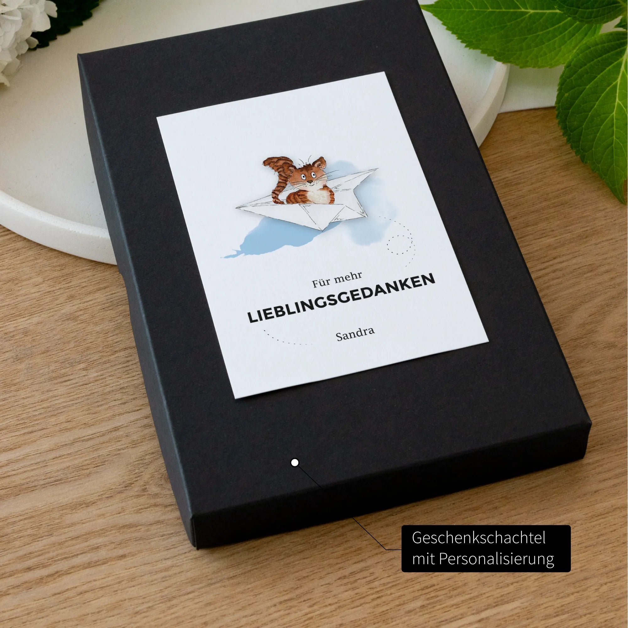 Schwarze Geschenkschachtel mit personalisiertem Etikett, Aquarell Motiv Tiger auf Papierflieger, Aufschrift Lieblingsgedanken mit Name Sandra