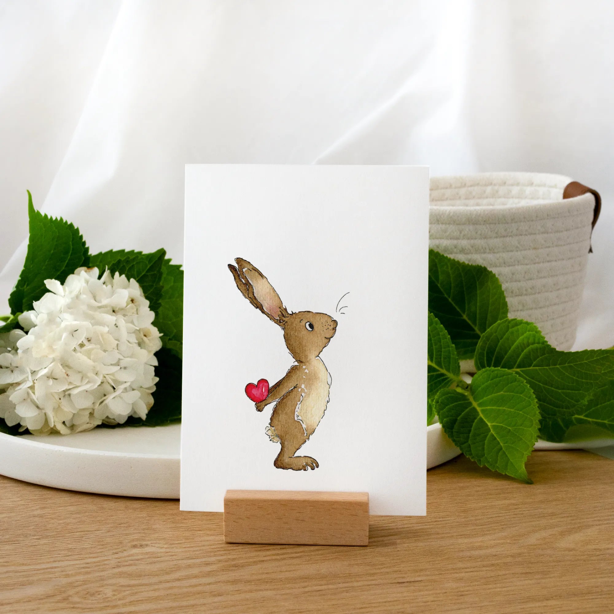 Aufstellkarte mit handgemaltem Aquarell Motiv Hase mit rotem Herz im Holzkartenhalter, Geschenk Frauen Geburtstag Muttertag Dankeschön