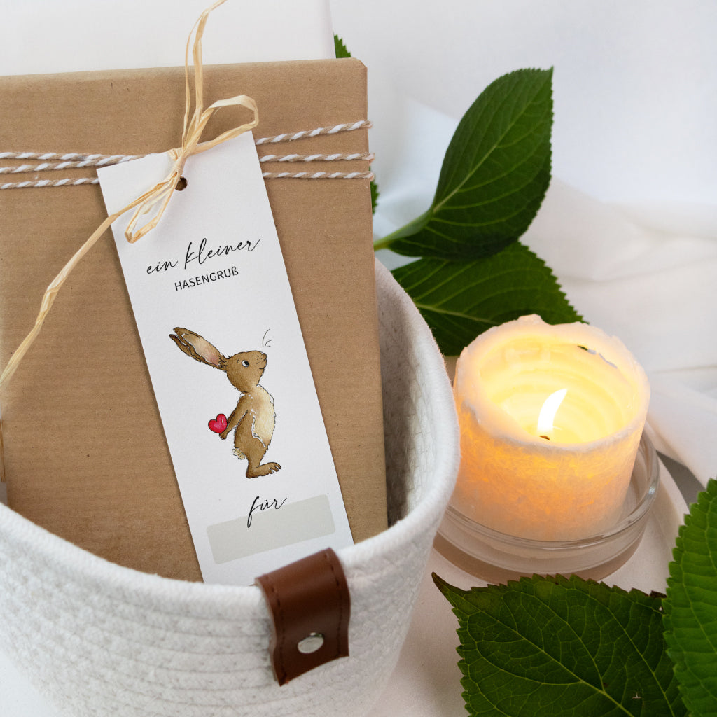 Osteranhänger mit niedlichem Aquarellhasen und dem Schriftzug „Ein kleiner Hasengruß“ – große Geschenkanhänger zum Beschriften für deine Osterdeko.