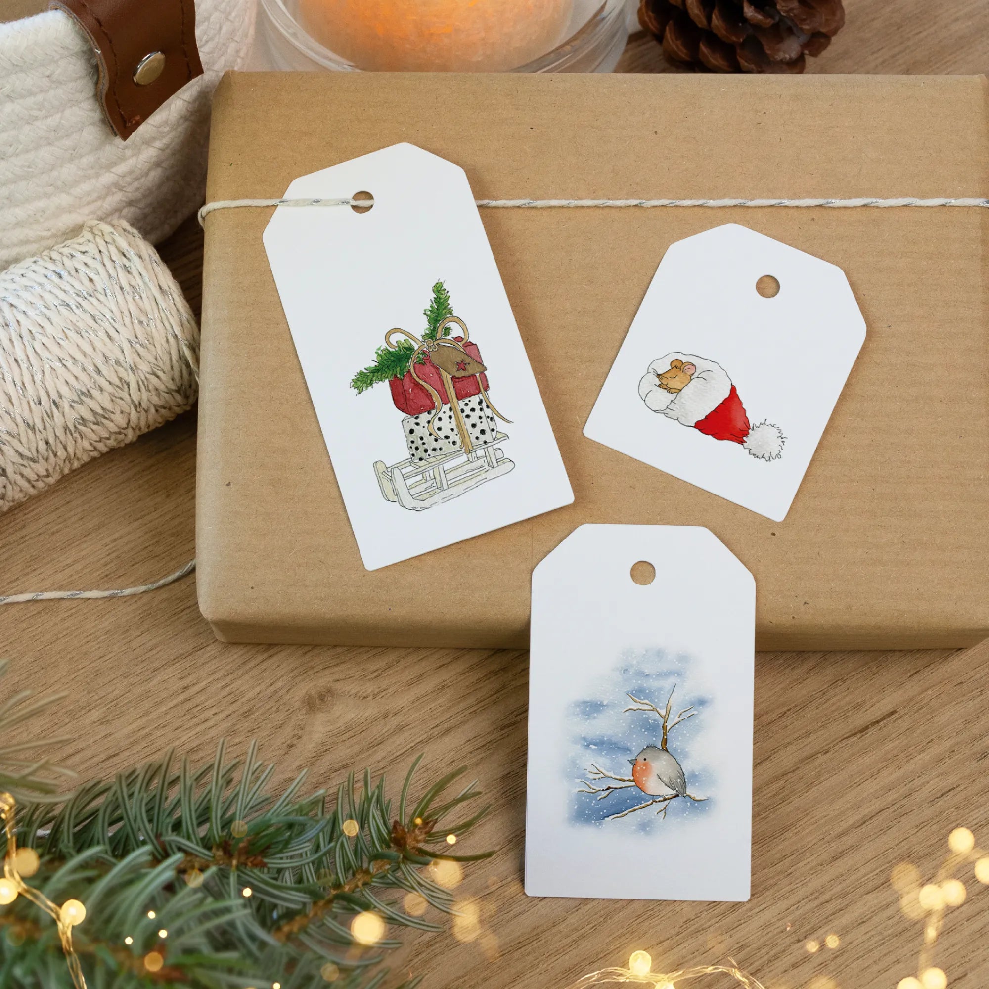 Geschenkanhänger für Weihnachten mit Rotkehlchen und Maus Aquarell Motiv auf braunem Geschenkpaket.
