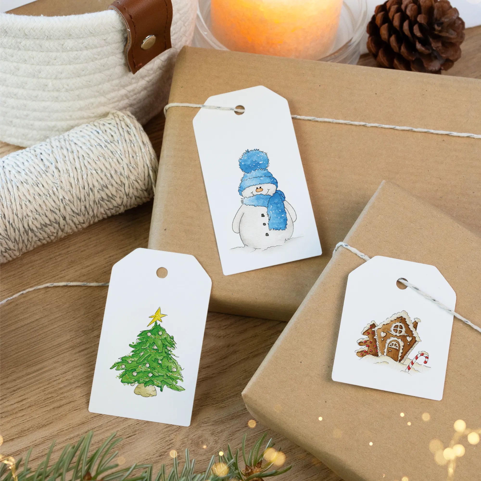 Drei winterliche Anhänger mit Tannenbaum und Lebkuchenhaus Aquarell Motiv für liebevolle Geschenkverpackung.