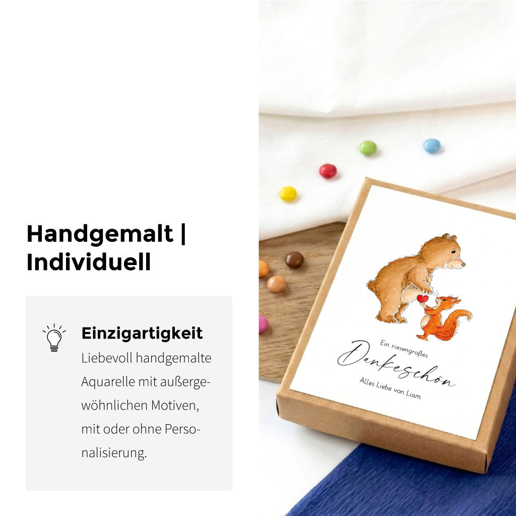 Handgemaltes Bär und Eichhörnchen Aquarell Motiv auf einer individuellen Geschenkschachtel für Erzieherinnen.