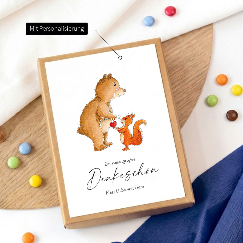 Abschiedsgeschenk Schachtel mit Namenspersonalisierung und liebevollem Bär und Eichhörnchen Aquarell Motiv.