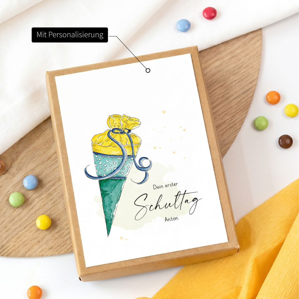 Geöffnete Geschenkschachtel für Geldgeschenke zum Schulanfang mit passender Einlegekarte und einem kleinen Stoffbeutel.