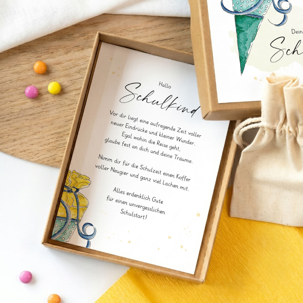 Komplettes Set der Geschenkschachtel zur Einschulung mit Karte und Stoffbeutel für Gutscheine oder Geldgeschenke.
