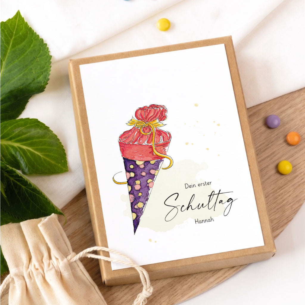 Personalisierbare Geschenkschachtel zur Einschulung für Mädchen mit handgemaltem Schultüten Aquarell Motiv.