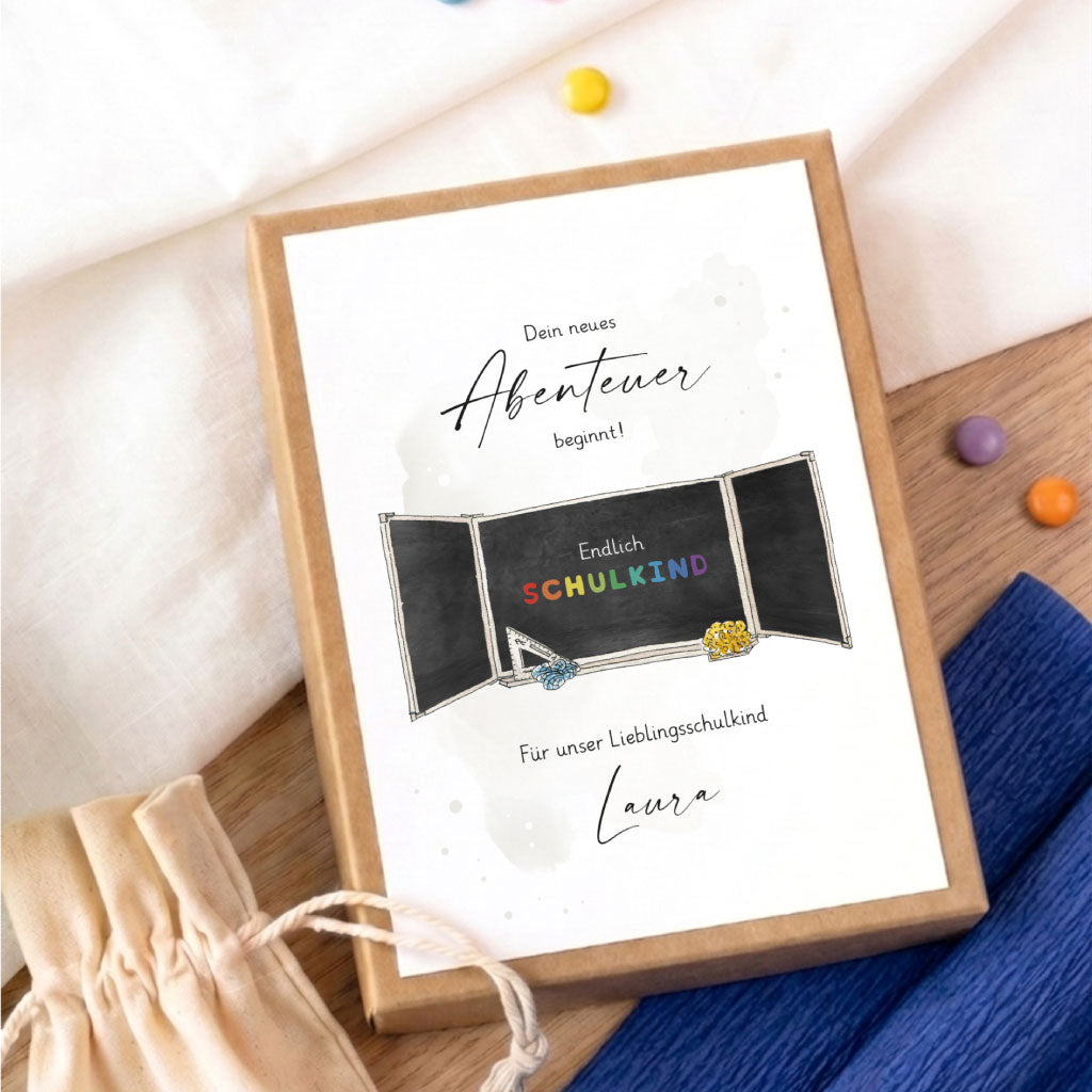 Geschenkschachtel Einschulung mit Name Laura und handgemaltem Schultafel Aquarell Motiv als Geldgeschenk zum Schulanfang.