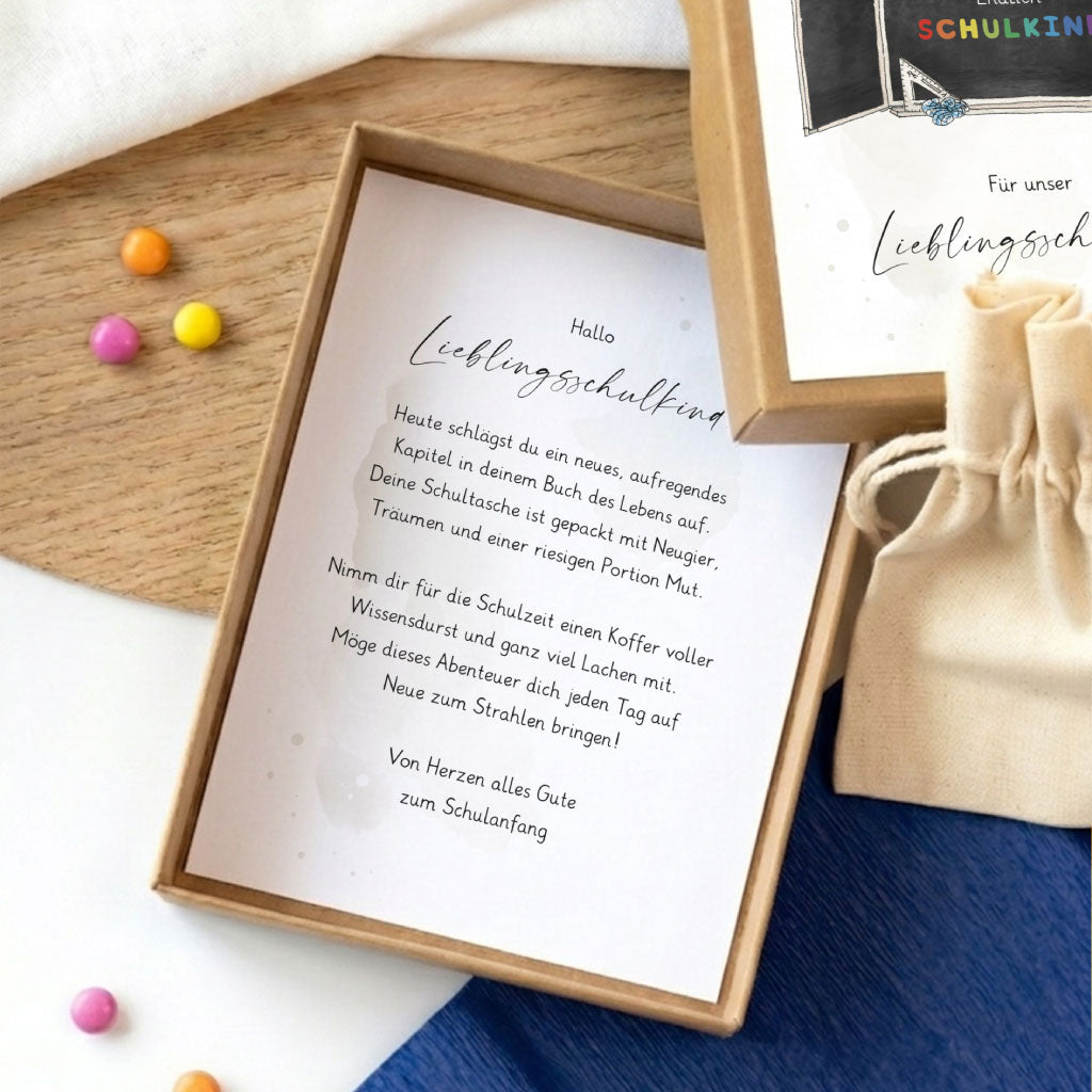 Geöffnete Geschenkschachtel ohne Personalisierung mit neutralem Einlegetext für ein Geldgeschenk zur Einschulung.
