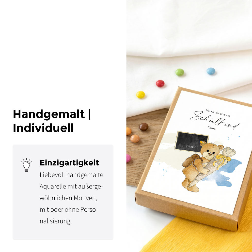 Individuelle Geschenkschachtel für den Schulanfang verziert mit einem einzigartigen Teddy Aquarell Motiv für Schulkinder.
