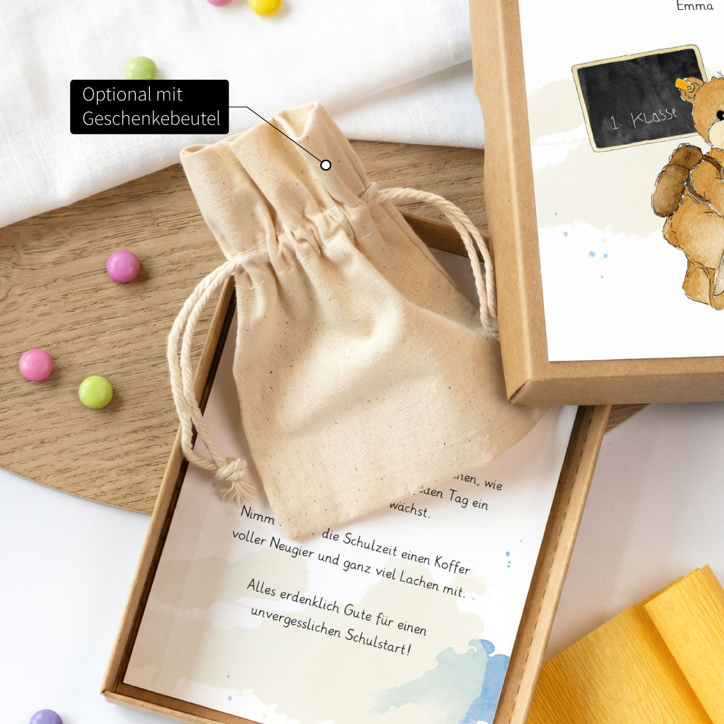 Detailansicht der Einschulung Geschenkschachtel mit optionalem Säckchen perfekt um ein Geldgeschenk verpacken zu können.