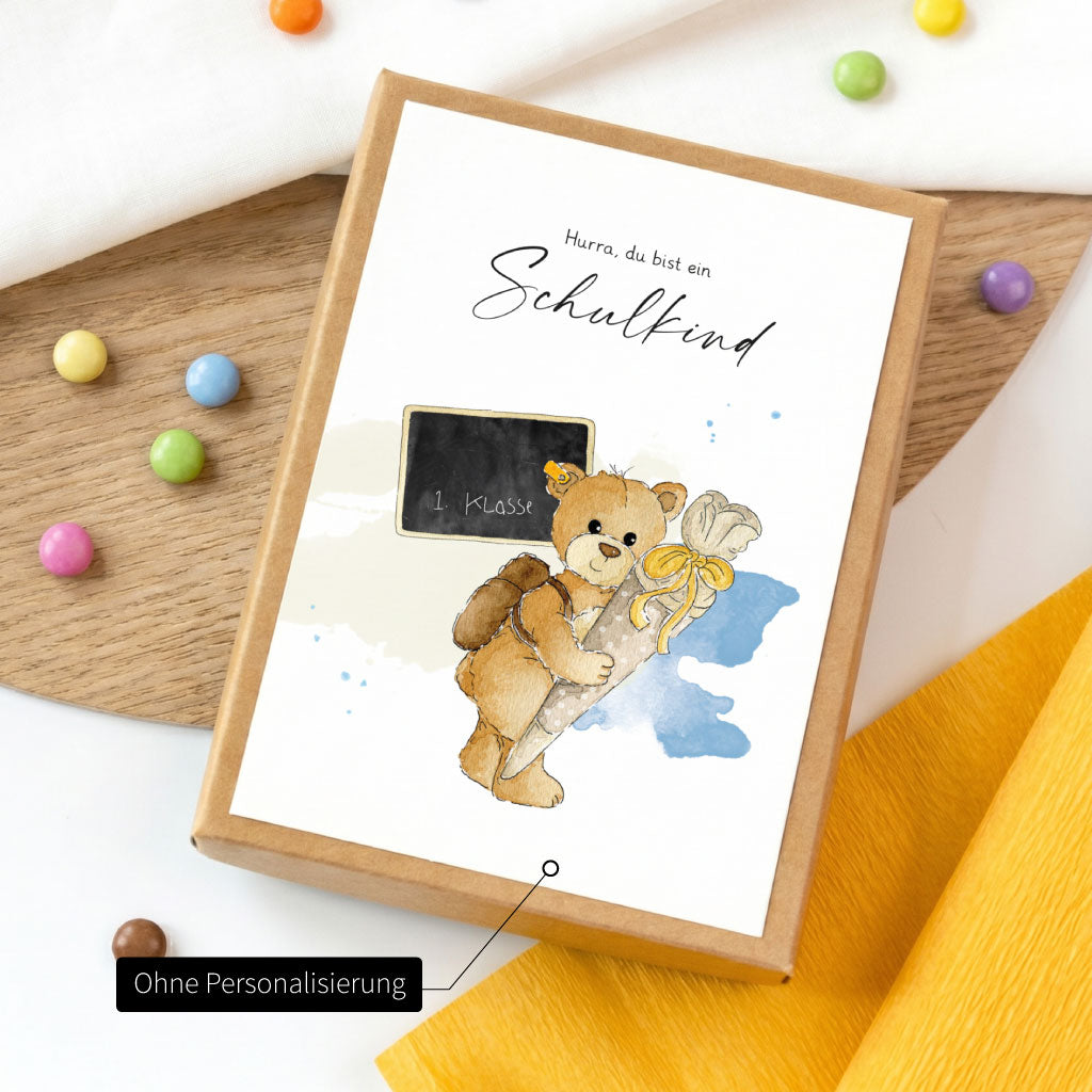 Geschenkschachtel für den Schulanfang ohne Personalisierung mit liebevoll handgemaltem Teddy Bär und kleiner Schultüte.