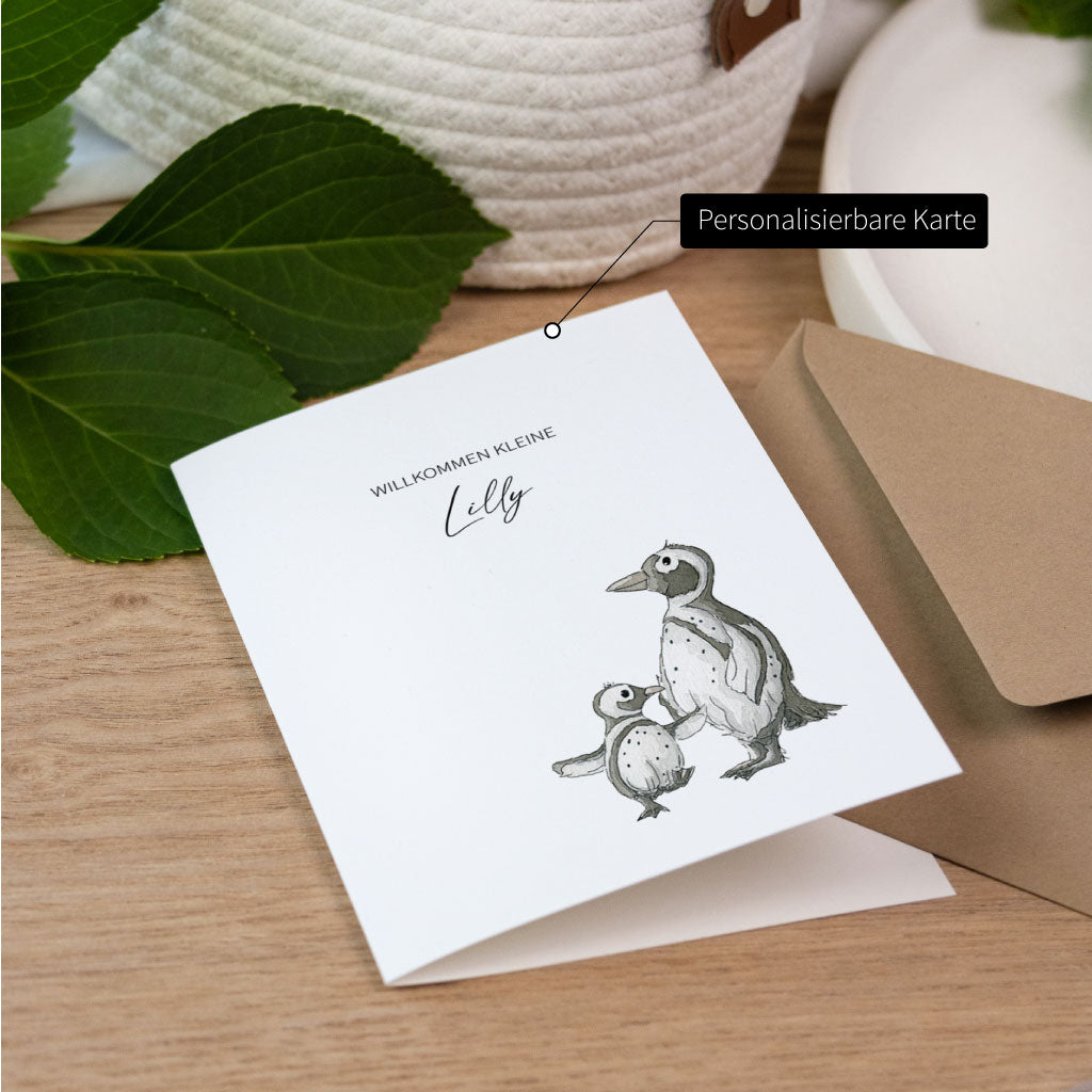 Individuell gestaltbare Babykarte mit zwei Pinguinen im Aquarellstil und dem Schriftzug „Willkommen kleine Lilly“, ideal zur Geburt.