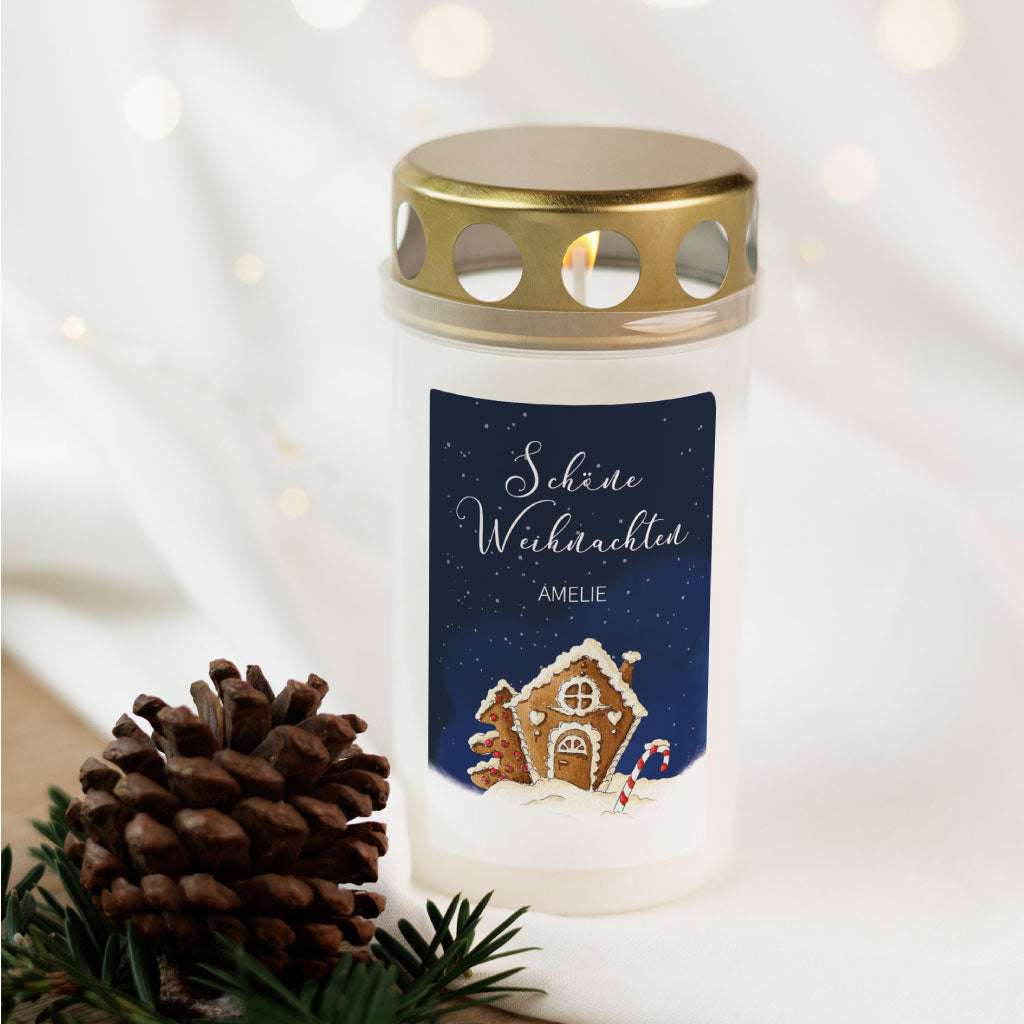 Brennende Weihnachts-Grabkerze mit handgemaltem Lebkuchenhaus und Personalisierung, stimmungsvolles Grablicht als Trauergeschenk im Advent.