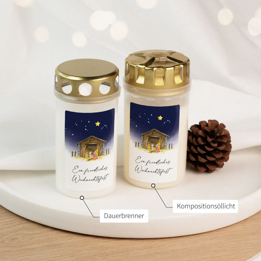 Zwei Weihnachts-Grabkerzen nebeneinander (Dauerbrenner & Kompositions-Öllicht) mit Krippe – stimmungsvolle Friedhofskerzen und Grablichter als Andenken.