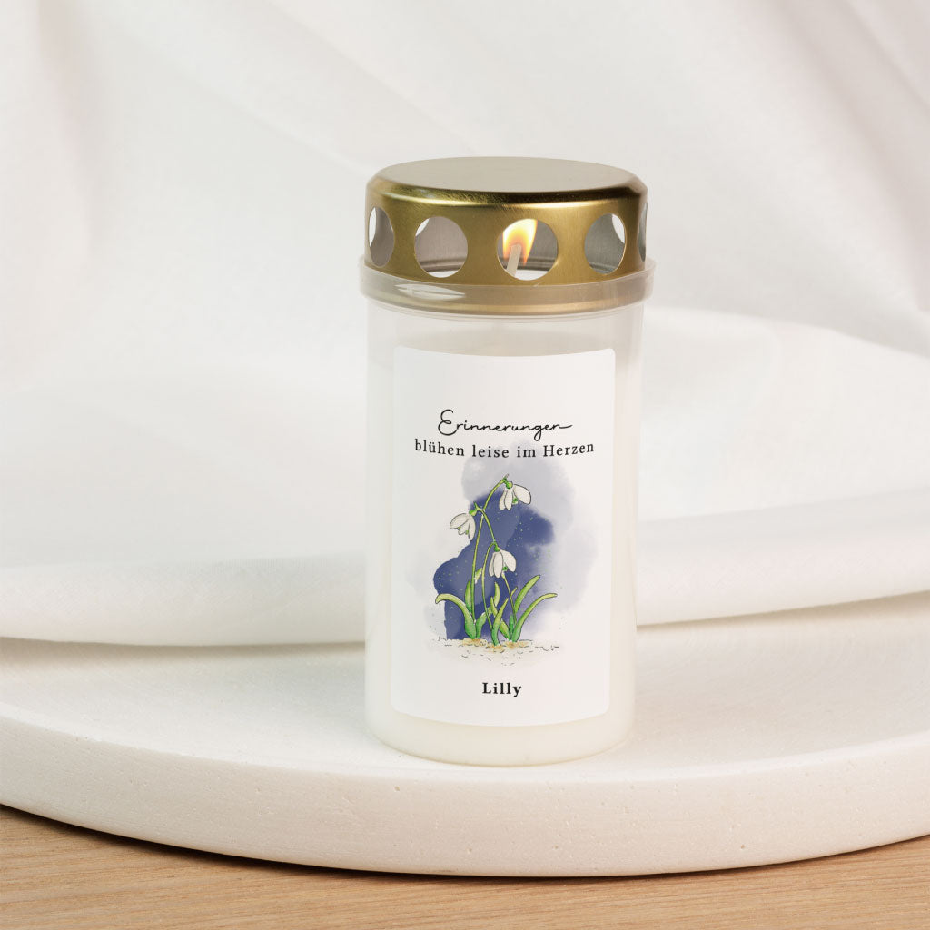 Personalisierbare Grabkerze mit handgemaltem Schneeglöckchen-Aquarell und dem Spruch „Erinnerungen blühen leise im Herzen“ – ideal für Sternenkinder und Erwachsene im Frühling oder zu Ostern.