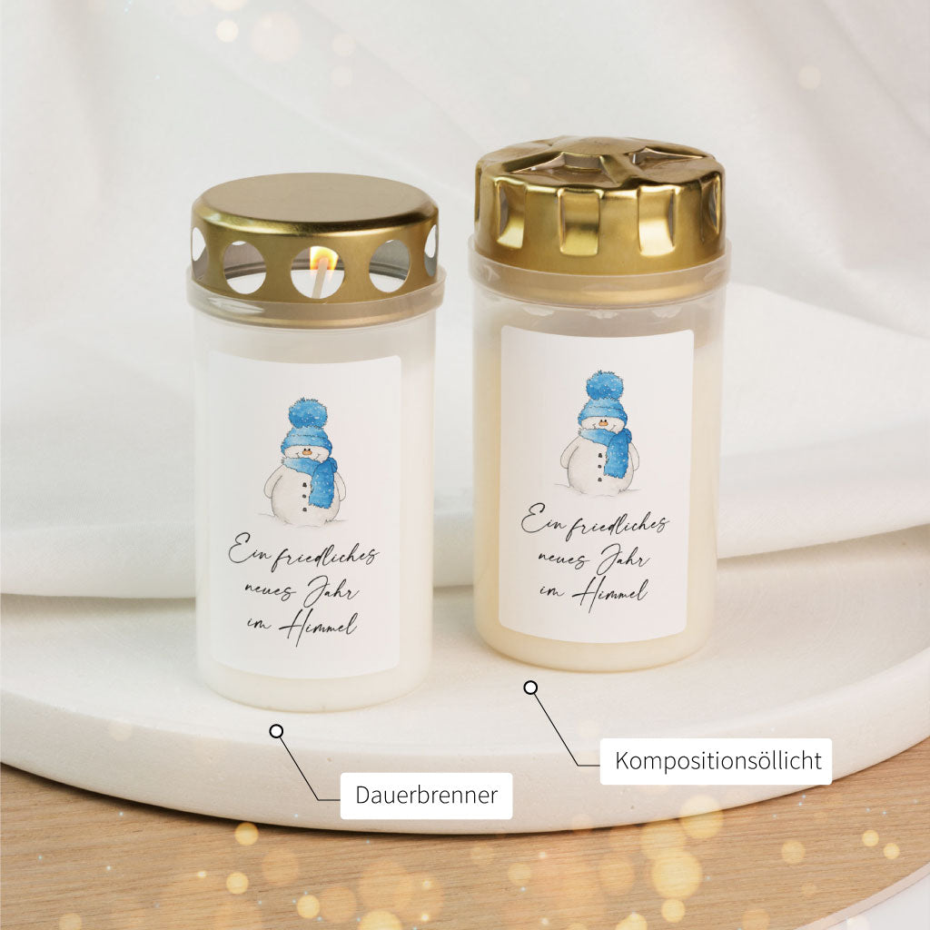 Zwei Grabkerzen mit Schneemann-Motiv, einmal als Dauerbrenner und einmal als Kompositions-Öllicht, perfekte Erinnerungslichter zu Silvester und Neujahr.
