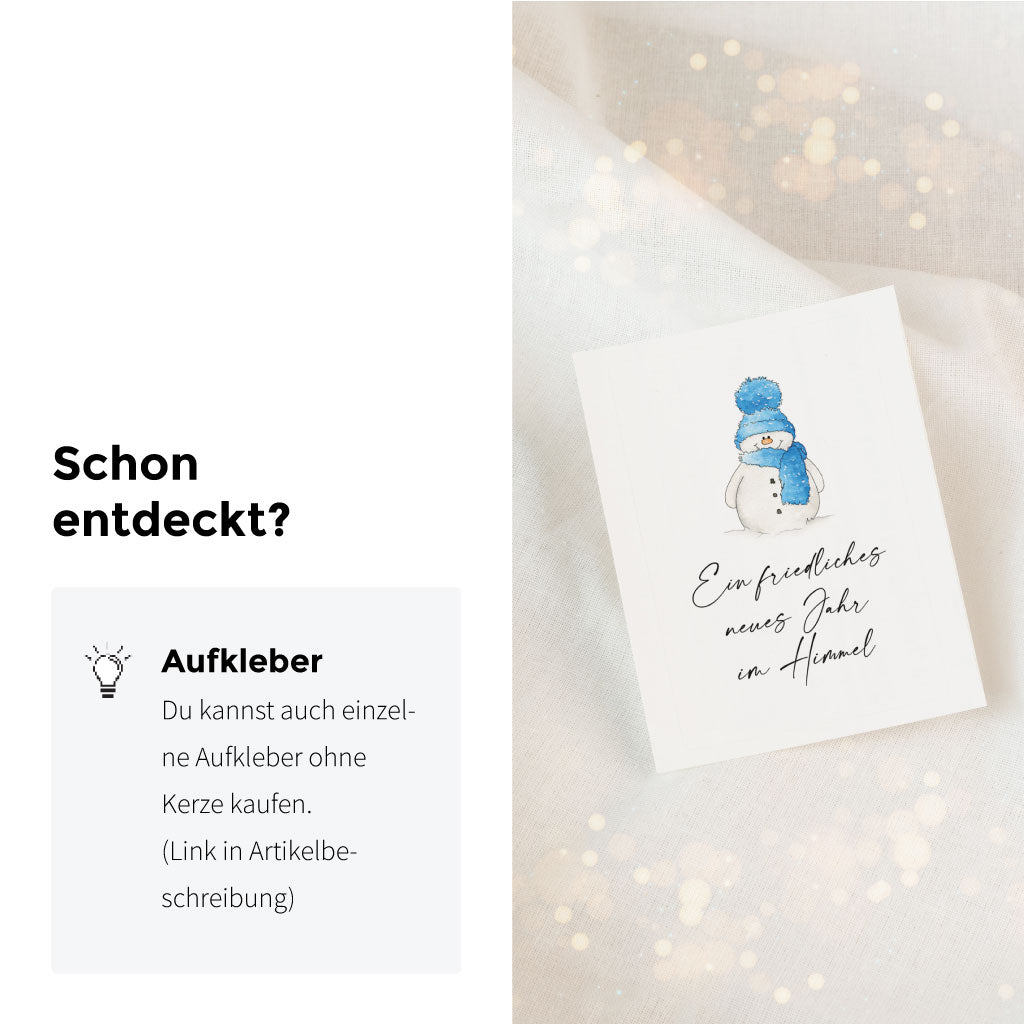 Einzelner Aufkleber mit Schneemann und Text „Ein friedliches neues Jahr im Himmel“, passend für Grabkerzen zu Silvester und Neujahr als Andenken.