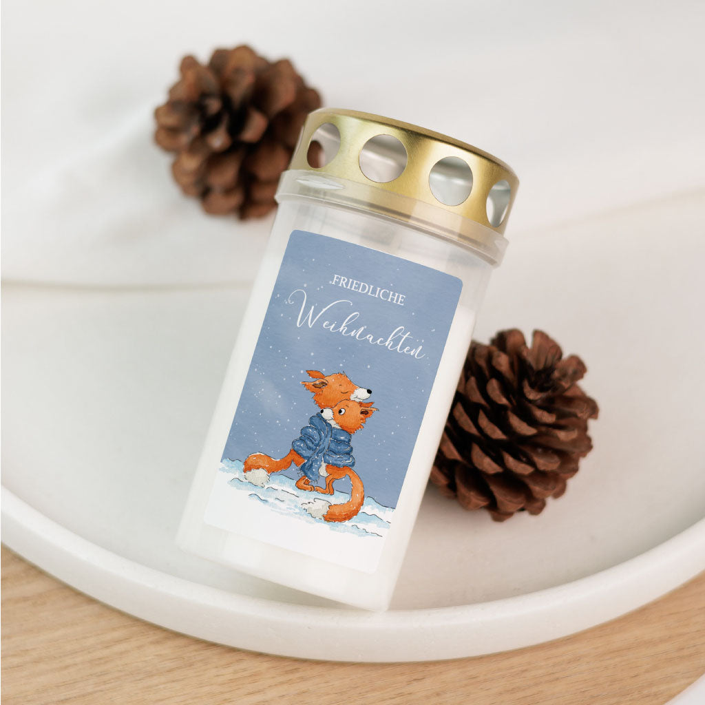 Liegende Friedhofskerze mit Fuchs-Motiv und Aufschrift "Friedliche Weihnachten", winterliche Dekoration für Sternenkinder und Gedenkstätten.