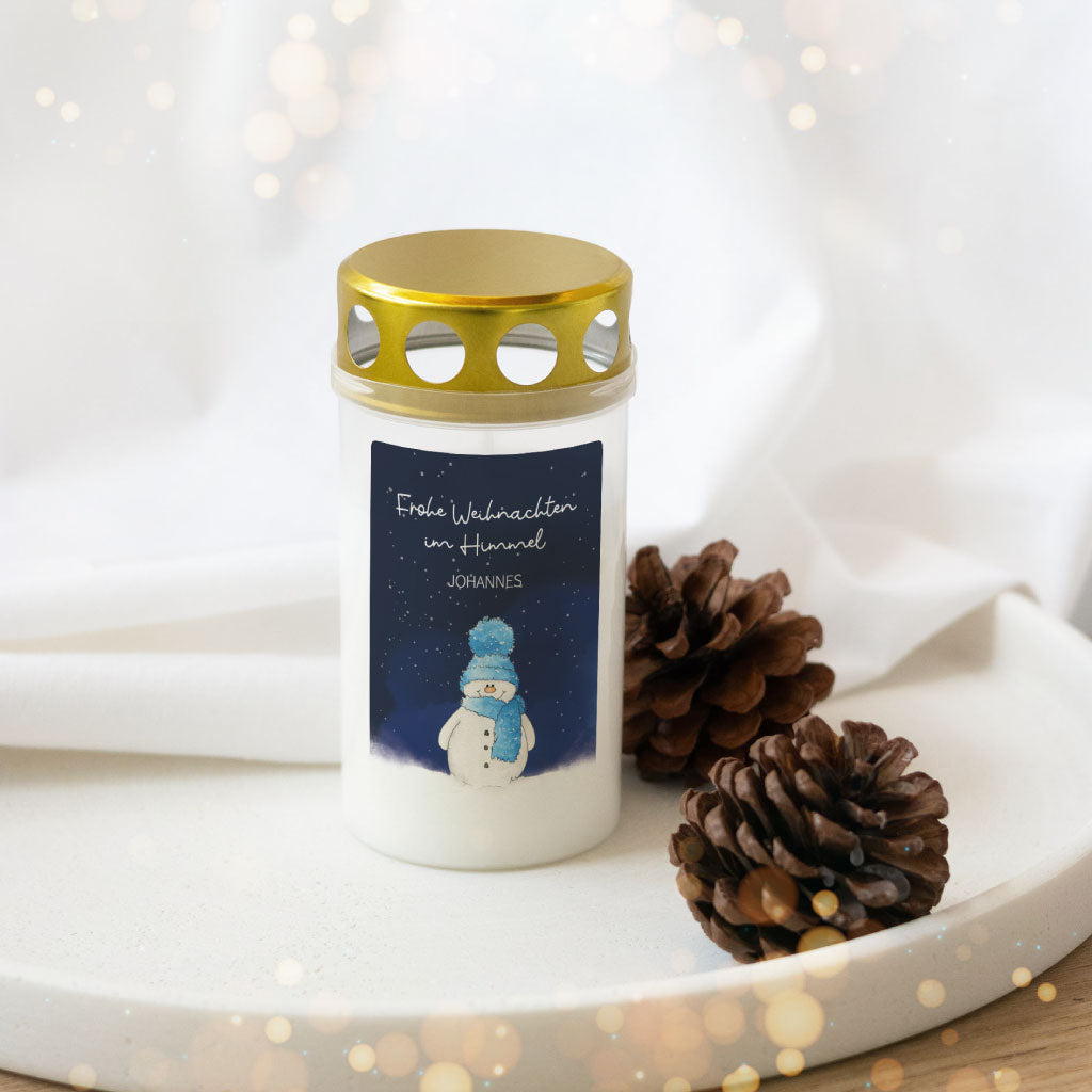 Personalisierbare Grabkerze zu Weihnachten mit handgemaltem Schneemann und goldenem Deckel, ideales Trauergeschenk für ein Sternenkind im Advent.