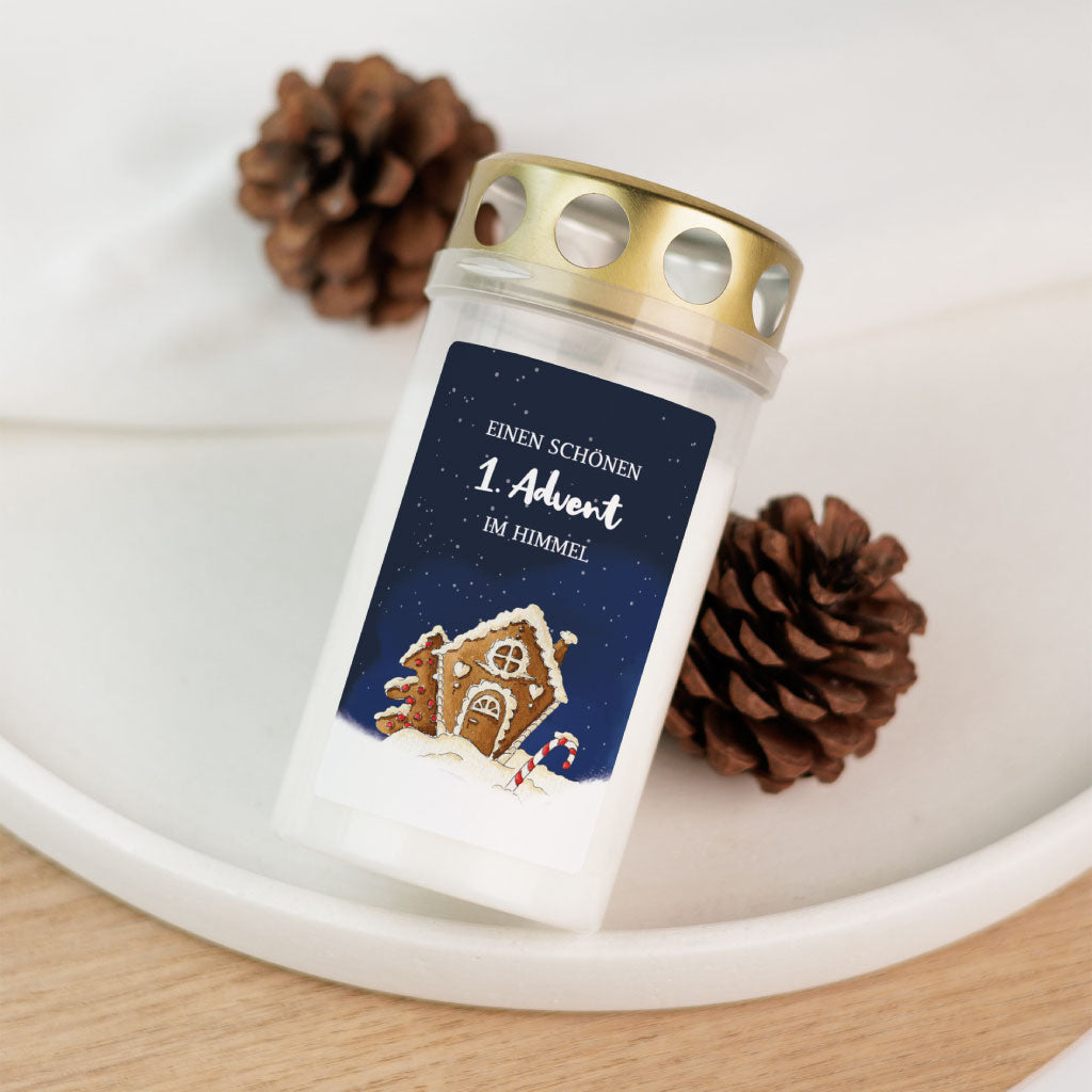 Einzelaufnahme der Grabkerze zum 1. Advent mit Lebkuchenhaus-Motiv – ein friedvolles Licht für Sternenkinder zur Weihnachtszeit.