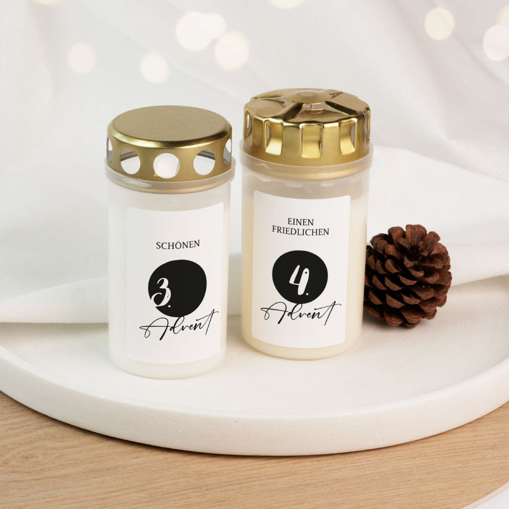 Grabkerzen „3. Advent“ und „4. Advent“ im reduzierten Design mit goldenen Deckeln – stilvoller Grabschmuck für die besinnliche Weihnachtszeit.