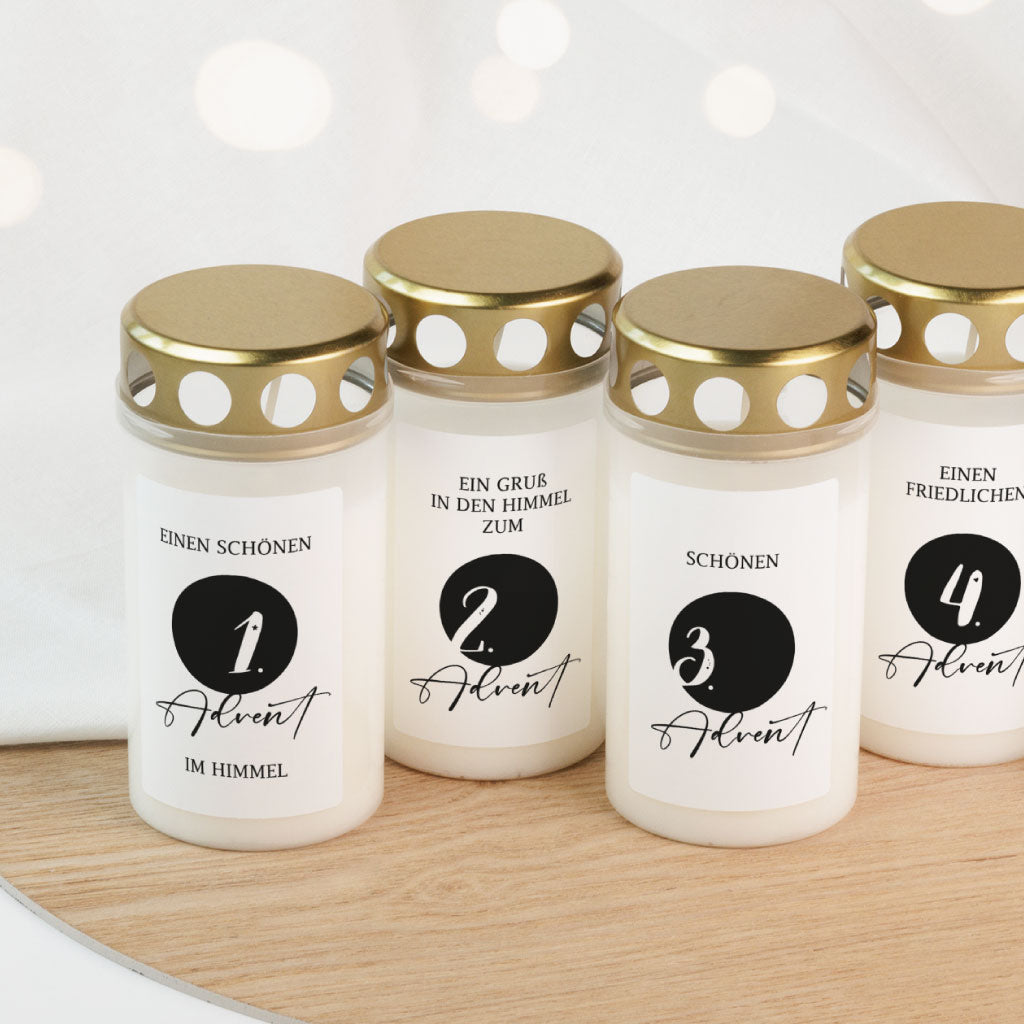 Nahaufnahme der vier Adventskerzen mit Aufschrift „1. bis 4. Advent“ – dezente Weihnachtskerzen als Erinnerung für geliebte Menschen im Himmel.