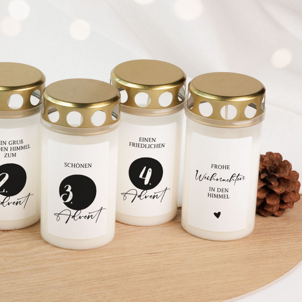 Vier Adventskerzen plus Weihnachtskerze „Frohe Weihnachten in den Himmel“ – liebevoll gestaltete Grablichter mit schlichtem Design für Sternenkinder und Erwachsene.