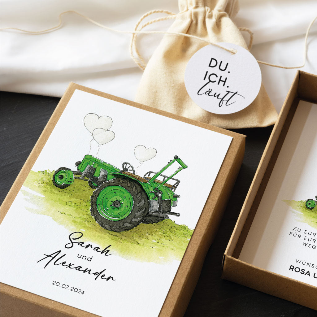 Geschenkbox mit Traktor auf Vorderseite, Geschenkebeutel und Karte innen