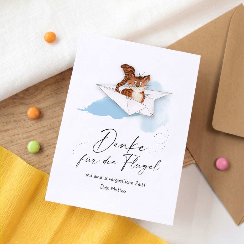 Personalisierbare Karte als Abschiedsgeschenk für Erzieherin mit Katze im Papierflieger Aquarell Motiv und Text.