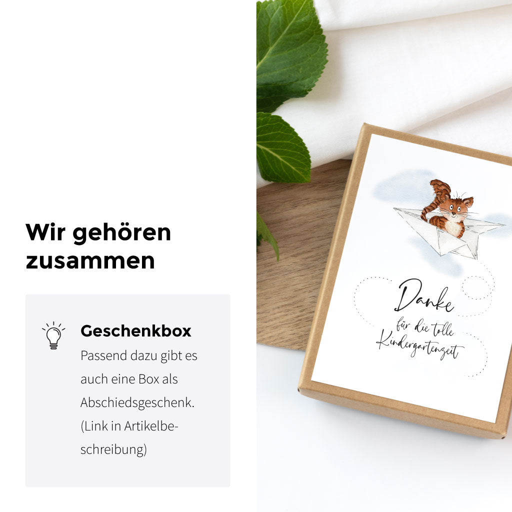 Das Design mit Papierflieger und Katze ist auch als Geschenkbox für Erzieherinnen zum Kindergarten Abschied erhältlich