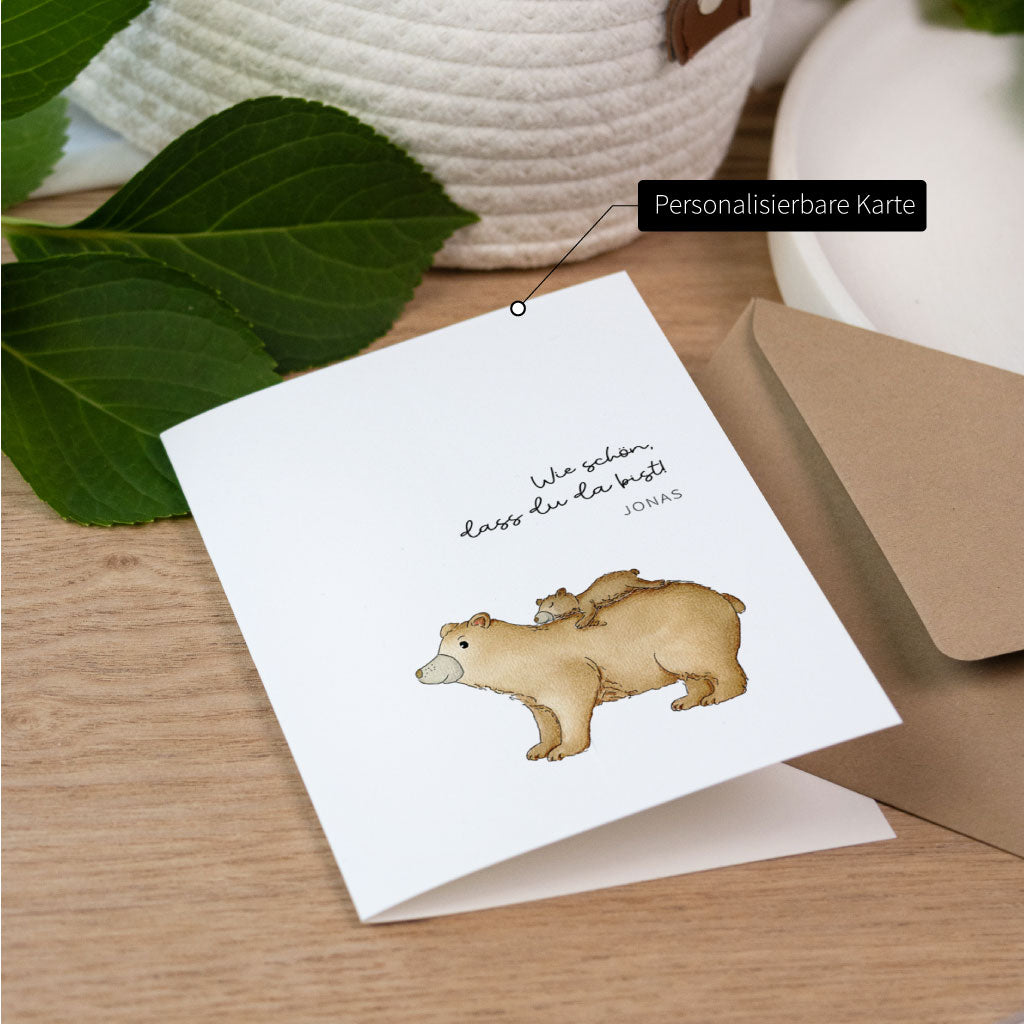 Individuell gestaltbare Babykarte mit liebevoll gemaltem Bärenpaar im Aquarellstil und dem Spruch „Wie schön, dass du da bist“, ideal zur Geburt.