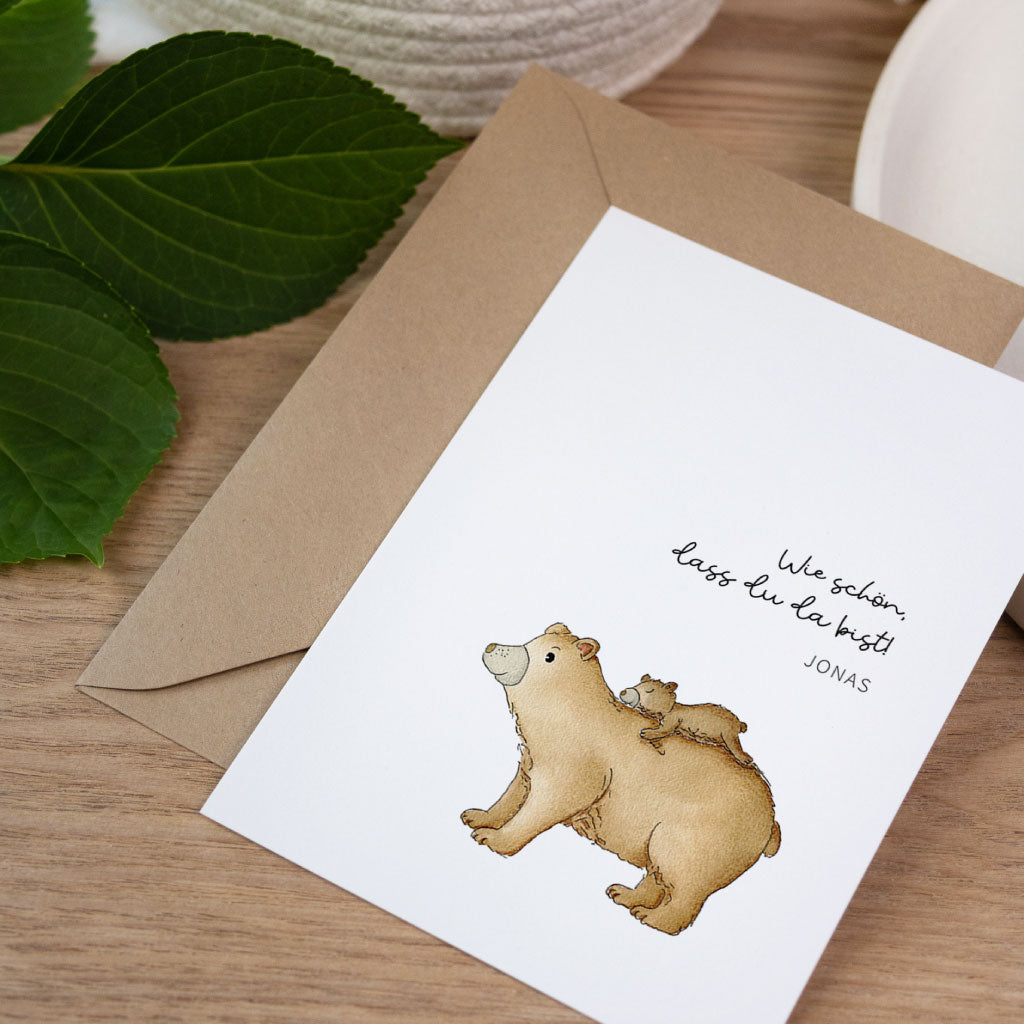 Handgemalte Geburtskarte mit süßem Bärenmotiv und personalisierbarem Namen, gedruckt auf hochwertigem Papier mit braunem Umschlag.