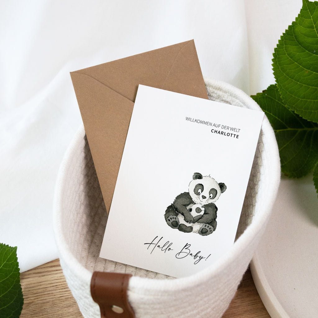 Personalisierbare Glückwunschkarte zur Geburt mit handgemaltem Aquarellmotiv von zwei Panda-Bären und dem Text „Willkommen auf der Welt Charlotte“.