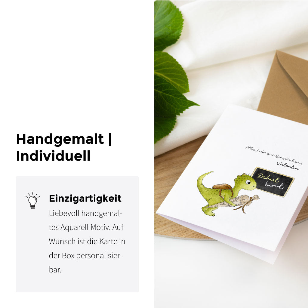 Klappkarte liegt halb geöffnet auf Kuvert aus Kraftpapier