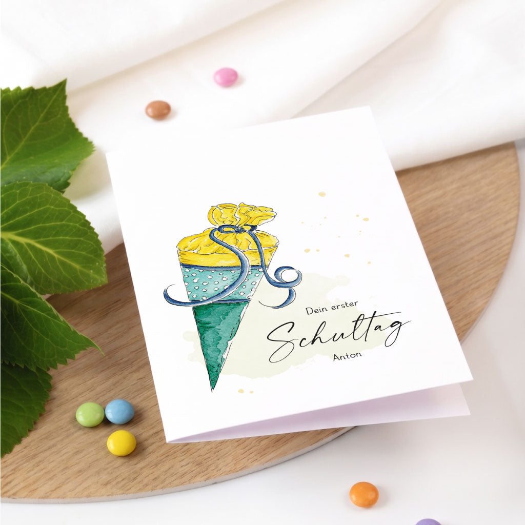 Personalisierbare Glückwunschkarte zur Einschulung für Jungen mit handgemaltem Schultüten Aquarell Motiv und Namen Anton.