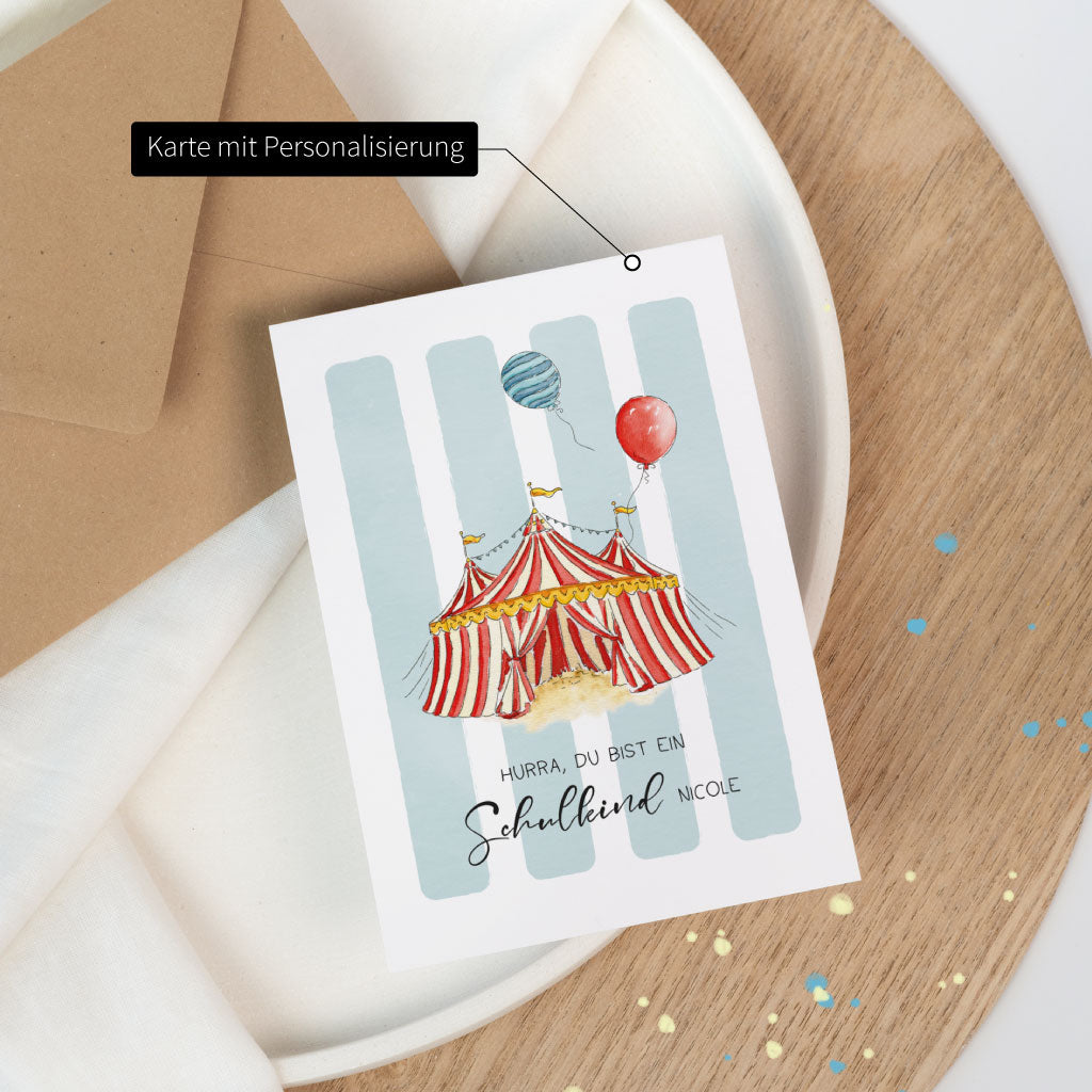 Karte mit Personalisierung: Glückwunschkarte zur Einschulung mit Namen personalisierbar, Zirkus-Zelt und Ballons auf blauem Streifenmuster.