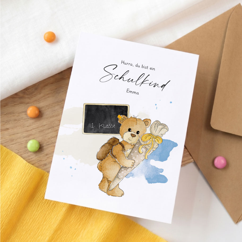 Personalisierbare Glückwunschkarte zur Einschulung mit handgemaltem Teddy Aquarell Motiv und Schultüte.